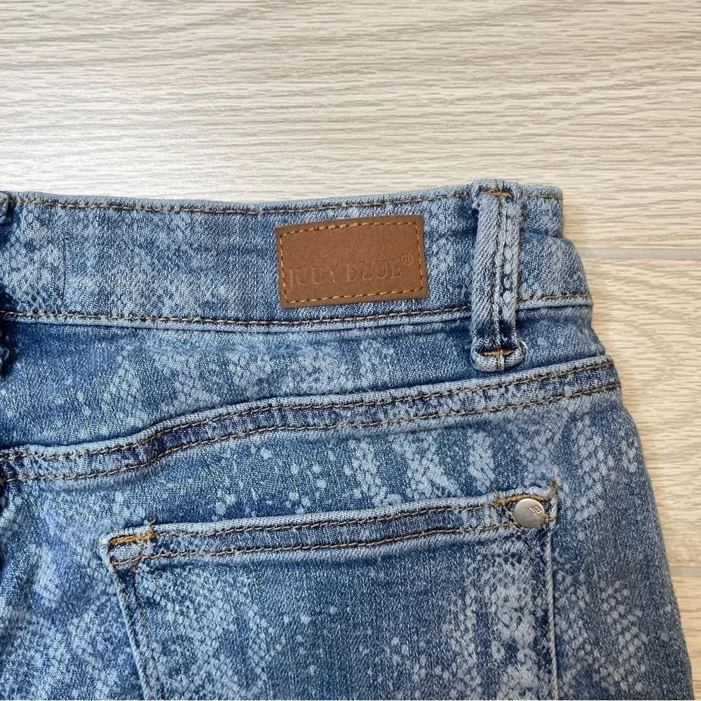 Judy Blue Mid Rise Snake Print Light Wash Blue Denim Jean Shorts Raw Hem Size M
